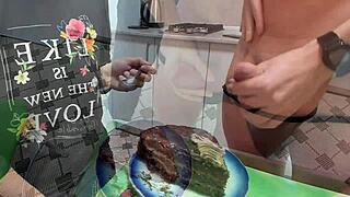 Хей баба милф иска твоя кремпай след CFNM хранителен фетиш минет