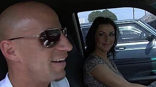 Ей Мария Белучи, милф в жега, защо се натискаш догги с разтворена дупка?