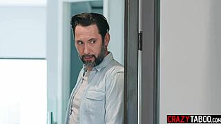 Гигантски цици тийн 18+ кани на купон със stepdad