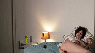 Telecamera nascosta filma ragazza 18+ masturbazione solitaria in hotel