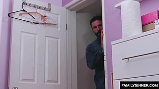 Стъпдъщерята хваната да се мастурбира лудо на скрита секс уебкам