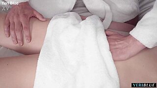 Massage therapist чука Clea Gaultier след масаж