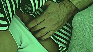 Чужденец напъхва кур под полата в гащите в автобуса и свършва!