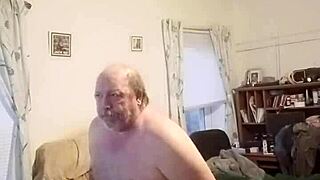 Hé cette meuf de 62 ans enfonce vibro profond dans son cul campagnard