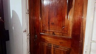 Взех си голямата степ мама в хотел за парен душ и лесбийско близане...