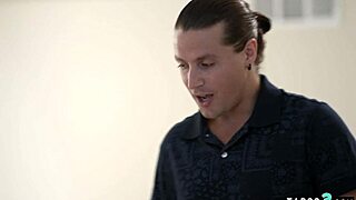 Изневеряващата милф съпруга Дженифър Уайт яко я чукат от съседа с големия член