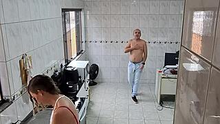 Прислужницата сваля дрехите за сперма на лицето