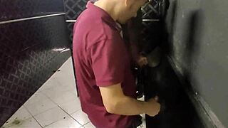 Pegação No Banheirão Do Clube De Sexo.