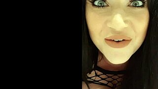 Get up close with Harmony Reigns, stare into her pretty blue eyes and hear that sexy British accent! 😍👀