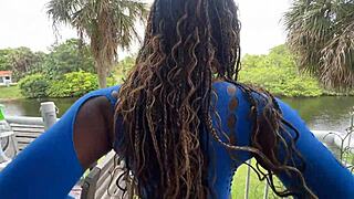 Hvorfor vander Lucy Hayz planter før interracial soveværelsesaction?