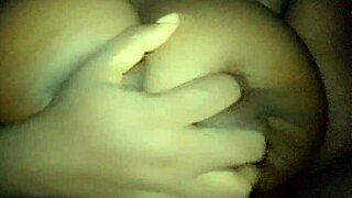 cewek ebony meremas dada montok nya pelan-pelan