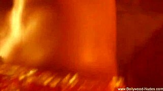 Ballerina del ventre sexy stuzzica con mosse erotiche in un momento mozzafiato.