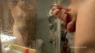 Мащехата ме хвана в банята, обича да гледа... Моята перверзна фамилия, боже!