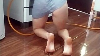 Gravei Minha Empregada Lavando O Meu Fogão Peladinha