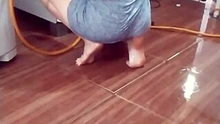 Gravei Minha Empregada Lavando O Meu Fogão Peladinha