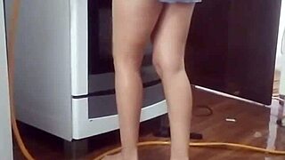 Gravei Minha Empregada Lavando O Meu Fogão Peladinha