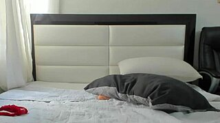 Wow! Latina Girl Shakes Her Huge Ass on Webcam!