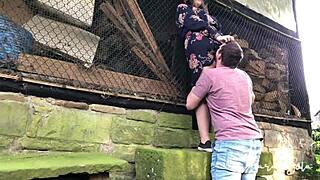 Joj, divji seks na zapuščeni kmetiji kar na prostem!