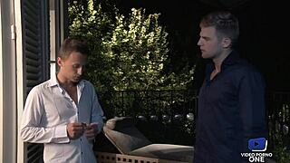 elle est jeune et explore sa sexualité avec un vieux voyeur