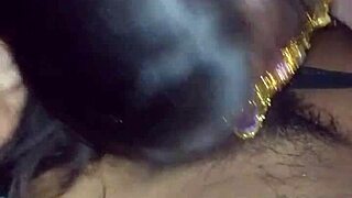 estrenando un juguete anal con latina