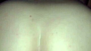 estrenando un juguete anal con latina