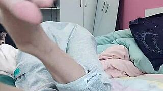 Štíhlý gay teenager 18+ cucá své sexy nohy ve fetišové hře