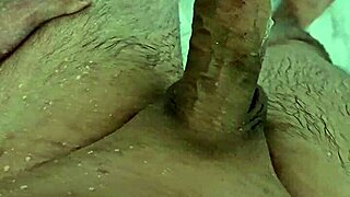 Lelaki gemuk pancut di bilik mandi vs solo fetish muda eksotik.