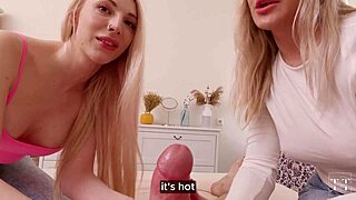 A utforskar rimming och självbefrielse medan hon debatterar topp solotekniker