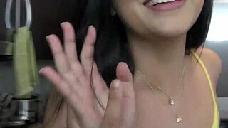 מציצה וכף רגל מתחת לשולחן ספרדי לבחורה סקסית