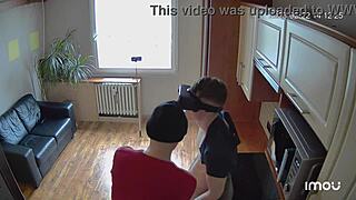 סקאוט007 מפגין שרירים חזקים על שיש מטבח – בנאי גוף צ'כי מזיין בעוצמה