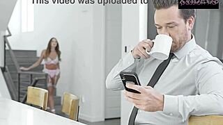 شفتي Harley Love تعرض كسها المحلوق قبل الشغل؟