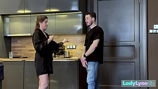 Добре дошли в квартала! Лейдилайн глези госта с огромни цици! 😍