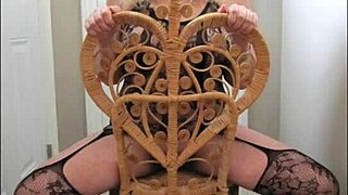 Kitty Hudson robí nezbedné kroky na schodisku k čistej pokušeniu