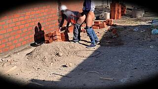 я одержим этой милой 18-летней крошкой Натали, идеальное тело нагнуто на камере безопасности на стройке