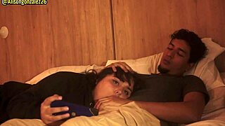 tengo sueño hermanastro, déjame descansar en tus piernas