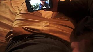 tengo sueño hermanastro, déjame descansar en tus piernas