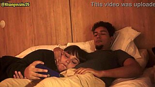 tengo sueño hermanastro, déjame descansar en tus piernas