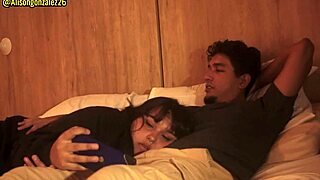 tengo sueño hermanastro, déjame descansar en tus piernas