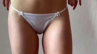 Эй, смотри, как невинная рыжая раздевается только для тебя в сексуальном белье.