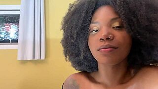 Próbowałeś footjoba Latinki Kiary z wielkim czarnym kutasem?