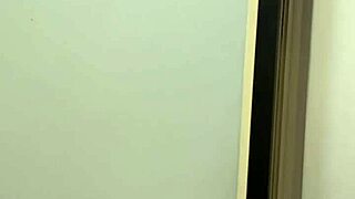 peguei ela no flagra tomando banho e cair de boca na buceta