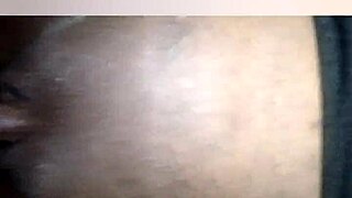 يا إلهي أفريقية هاوية تنحني للعب جامد في كسها الجامح!