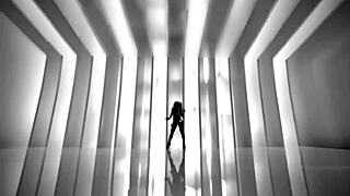 アリアナ・グランデのフォーカスビデオでまったり、かわいい！