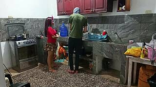 Περίεργος γείτονας πιάνεται να δείχνει τεράστιο κώλο σε homemade roleplay!