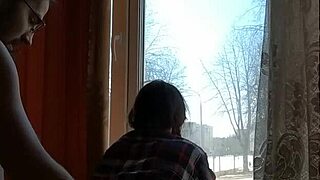 Helga Bosk harrastaa riskialtista ikkunaseksiä... ihmiset kävelee ohi, voi luoja!