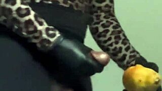 Brazilian teen tries papaya fruit solo first time 😍