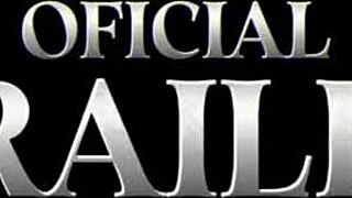 Zrelá blondína s veľkým zadkom bozkáva a trie sa o svalnatého kamoša s veľkým vtákom