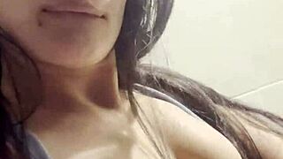 Me masturbo en un baño público mientras no hay nadie