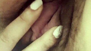 Me masturbo en un baño público mientras no hay nadie