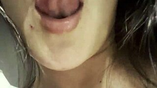 Me masturbo en un baño público mientras no hay nadie